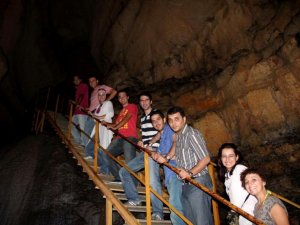 Tınaztepe Mağarası'nda serinliyorlar