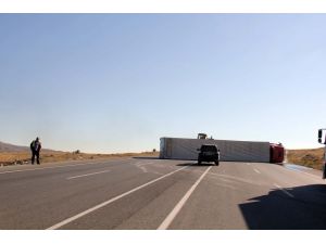 Sivas'ta tır devrildi: 1 yaralı