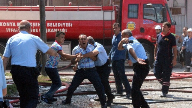 Oğlu Yangında Ölen Baba, Cesedinin Çıkarılmasını Bekledi