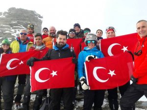 NEÜ bayrağı Norveç buzullarında