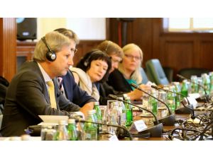 AB Komiseri Hahn Sırbistan'da