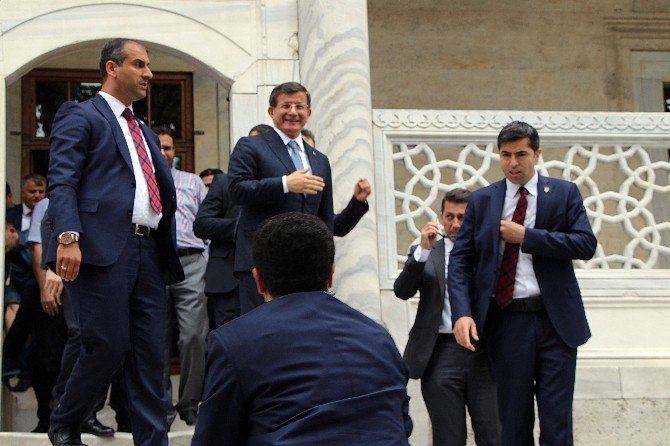 Davutoğlu, Bayram Namazını İstanbul'da Kıldı