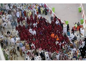Hacılar şeytan taşlamaya devam ediyor
