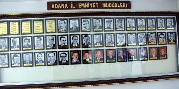 FETÖ'cü emniyet müdürlerinin fotoğrafları kaldırıldı