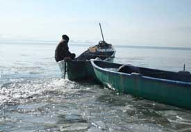 Buzları kırarak göle açıldılar