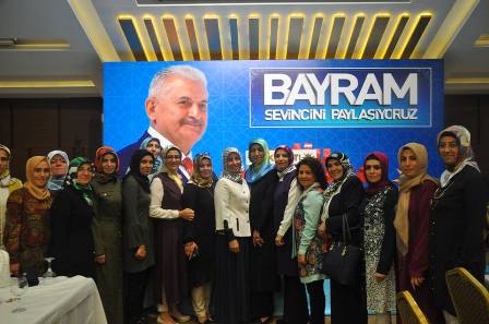 Kadın kolları bir araya geldi