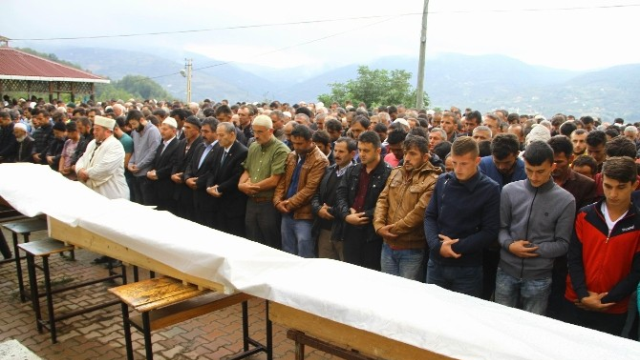 Denizde Boğulan 3 Kardeş Toprağa Verildi