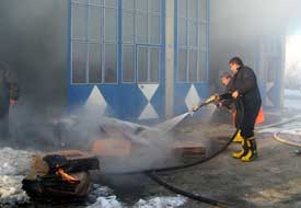 Kolonya firması deposunda yangın