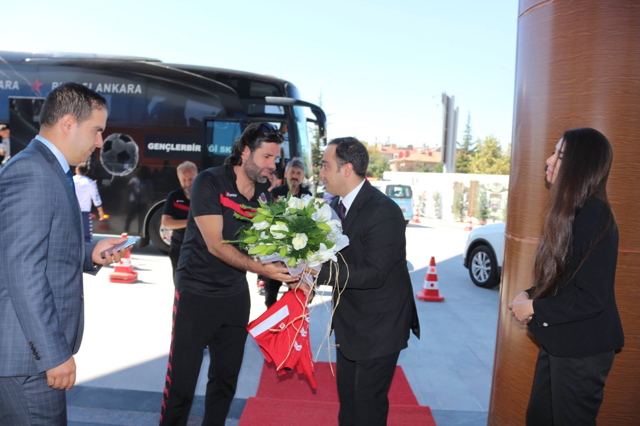 Gençlerbirliği, çiçeklerle karşılandı