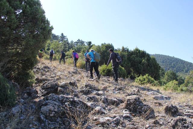 Beyşehirli doğaseverler Karayaka zirvesine tırmandı
