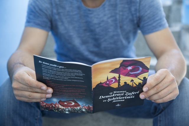 FETÖ'nün darbe girişimini anlatan broşürler öğrencilere dağıtıldı