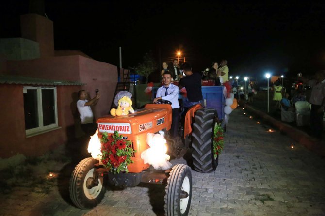 Traktörü gelin arabası yaptı