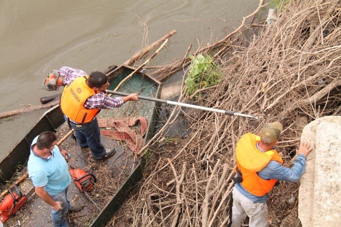 Tarihi Meriç Köprüsü'nün ayakları temizlendi