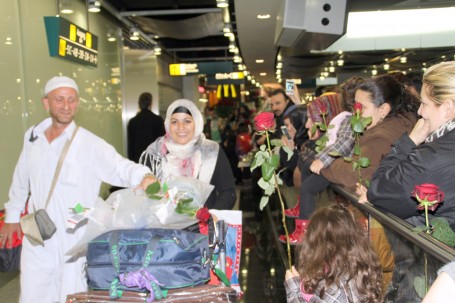 Almanya'ya hacılar güllerle karşılandı