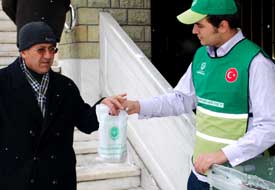 Çumra'da ihtiyaç sahiplerine ekmek yardımı