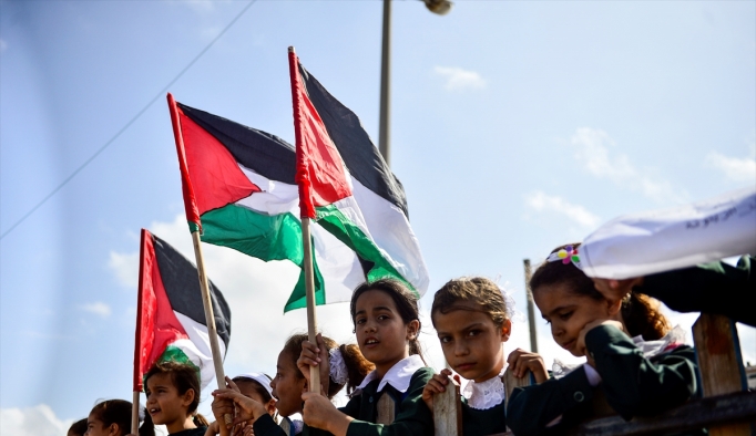 Çocuklardan Gazze yolundaki 'Özgürlük Filosu'na destek gösterisi