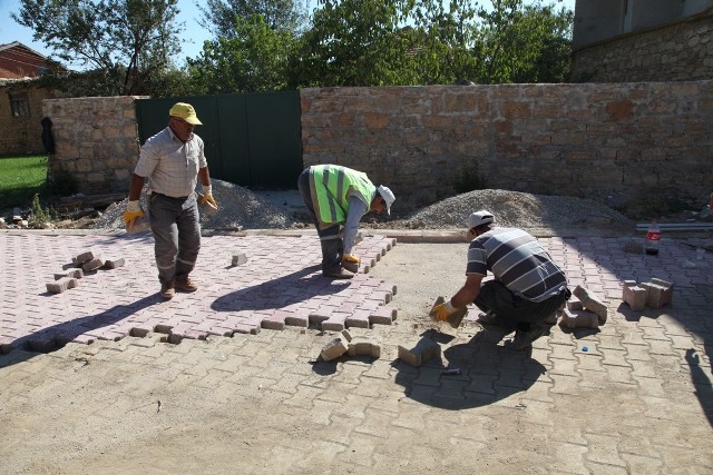 Seydişehir’in kilitli parke taş çalışmaları sürüyor