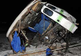 Tren işçi servisiyle çarpıştı: 2 ölü 12 yaralı