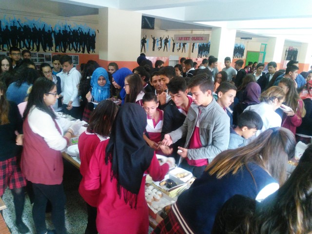 Akşehir'de şehitler için kermes