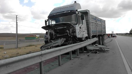 Lastiği patlayan kamyon bariyerleri biçti