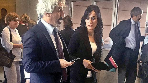 Ayşe Çelik mahkeme çıkışı HDP'lilerle poz verdi