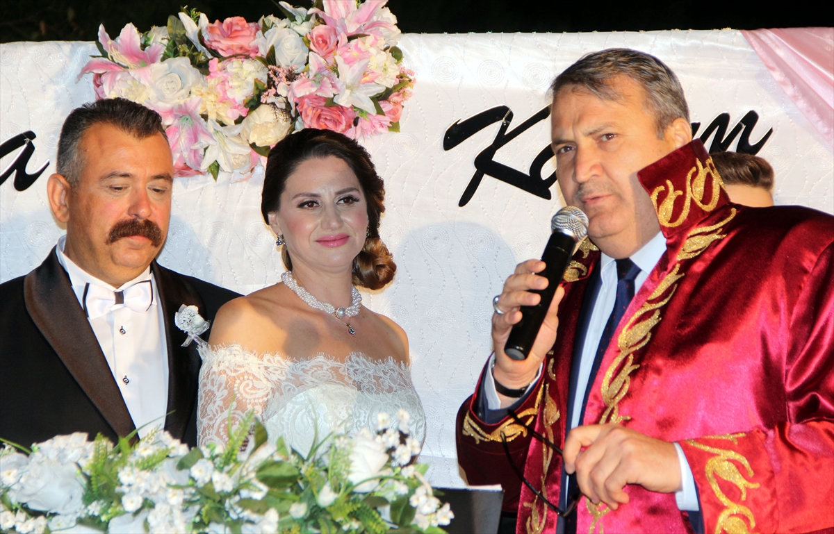 Cumhuriyet savcısına nikahında kelepçe takıldı