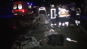 Konya'da elma yüklü kamyon otomobile çarptı: 2 ÖLÜ