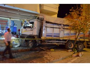 Samsun'da kamyon iş yerine girdi