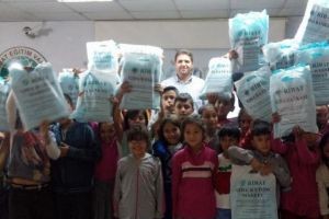 Ribat yüzlerce öğrenciye kırtasiye seti dağıttı
