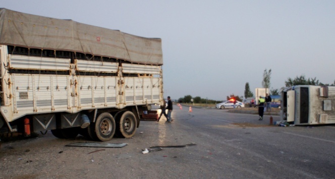 İşçileri taşıyan minibüse kamyon çarptı: 9u ağır 31 yaralı