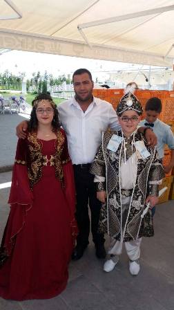 Üçler ailesinin sünnet mutluluğu