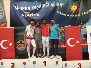 Eskrimciler madalya ile döndüler