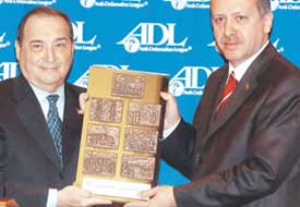 'Aldığın madalyaları iade etsene'