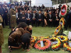 Eski İsrail Cumhurbaşkanı Peres toprağa verildi
