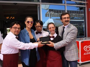 Sanatçı Derya Uluğ Gökçem Kafeyi ziyaret etti