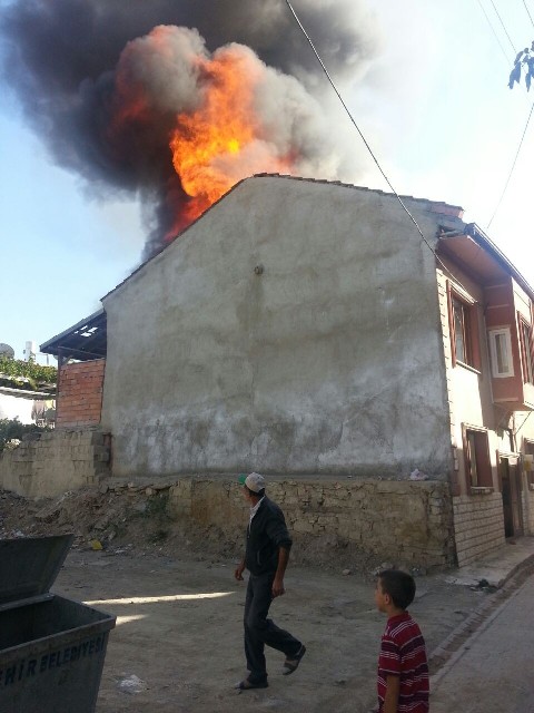 Ekmek yaparken evi yaktılar