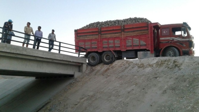 Pancar Yüklü Kamyonu Kanala Düşmekten Köprünün Demiri Kurtardı