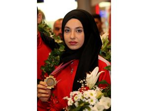 "Dünya ikincisi" tekvandocular yurda döndü