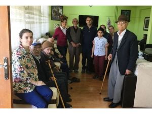 Vali Aktaş huzurevini ziyaret etti