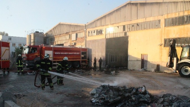 Konya'da Fabrika ve İki Araç Yanarak Kül Oldu