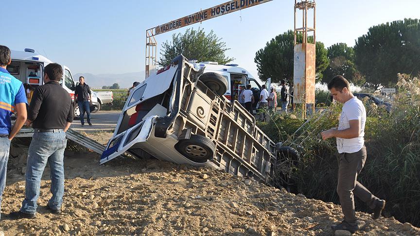 Öğrenci servisi su kanalına devrildi: 10 yaralı
