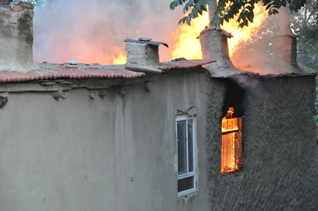 Tarihi sokakta çıkan yangı korkuttu