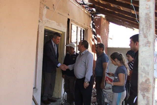 Akşehir Kaymakamı evi yanan aileyi ziyaret etti