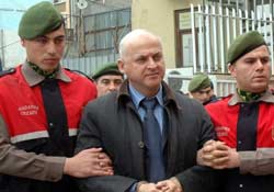 Gürses'in yüzüne UÇAN TEKME!