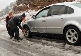 Kar yağışı ulaşımı aksatıyor