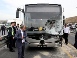 Sefaköy'de otomobilin metrobüse çarpması