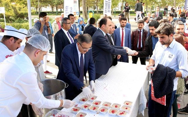 Başkan Altay’dan öğrencilere aşure ikramı