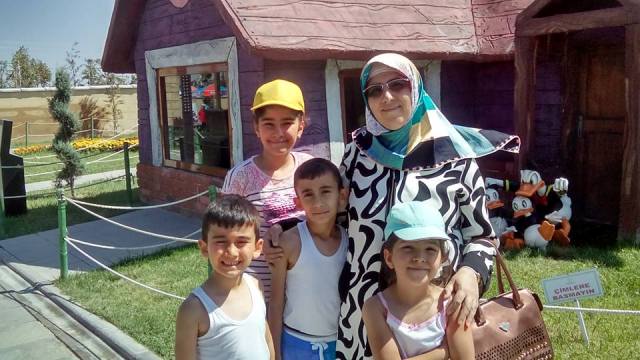 Vesile Hanım Yiğenleriyle Mutlu