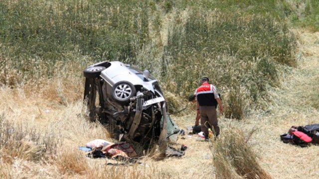 Otomobil Tarlaya Uçtu: 4 Yaralı