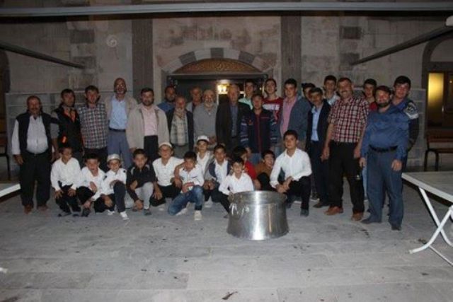 Ayakkabı boyacısı aşure dağıttı